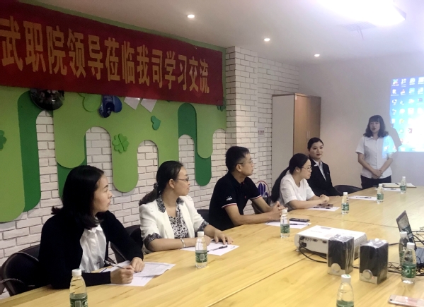 中电建物业管理有限公司代表（左一）介绍企业发展目标和人才需求情况